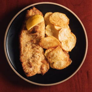 Milanesa de brótola con papa española