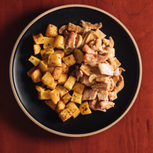 Dados de pollo al champiñón con papas al horno