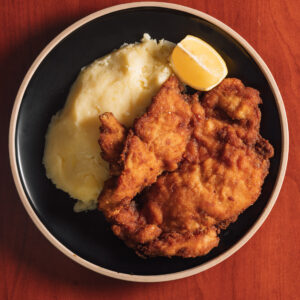 Milanesa de pollo con puré de papa
